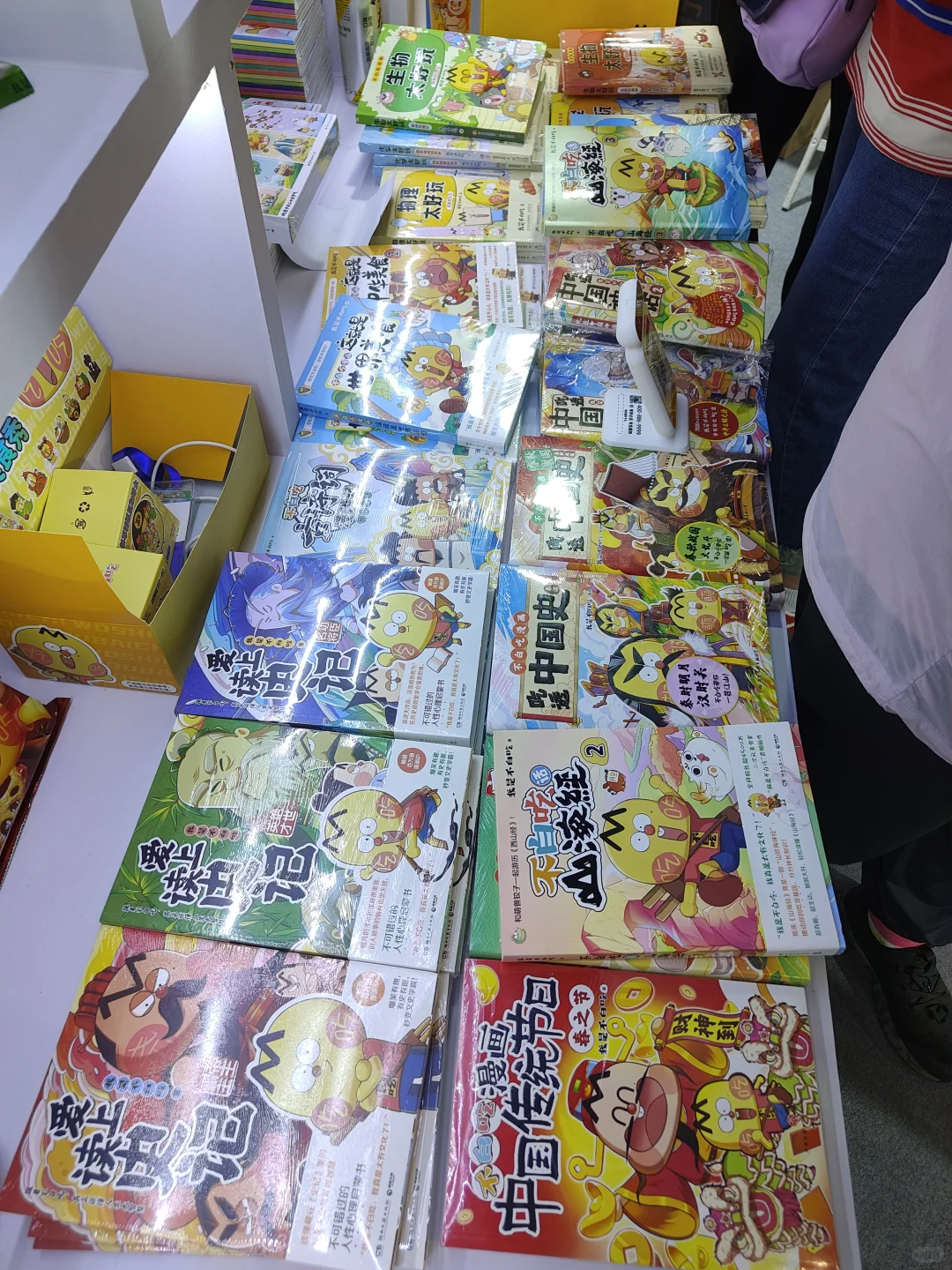 不白吃？！！！内容公司的周边很丰富