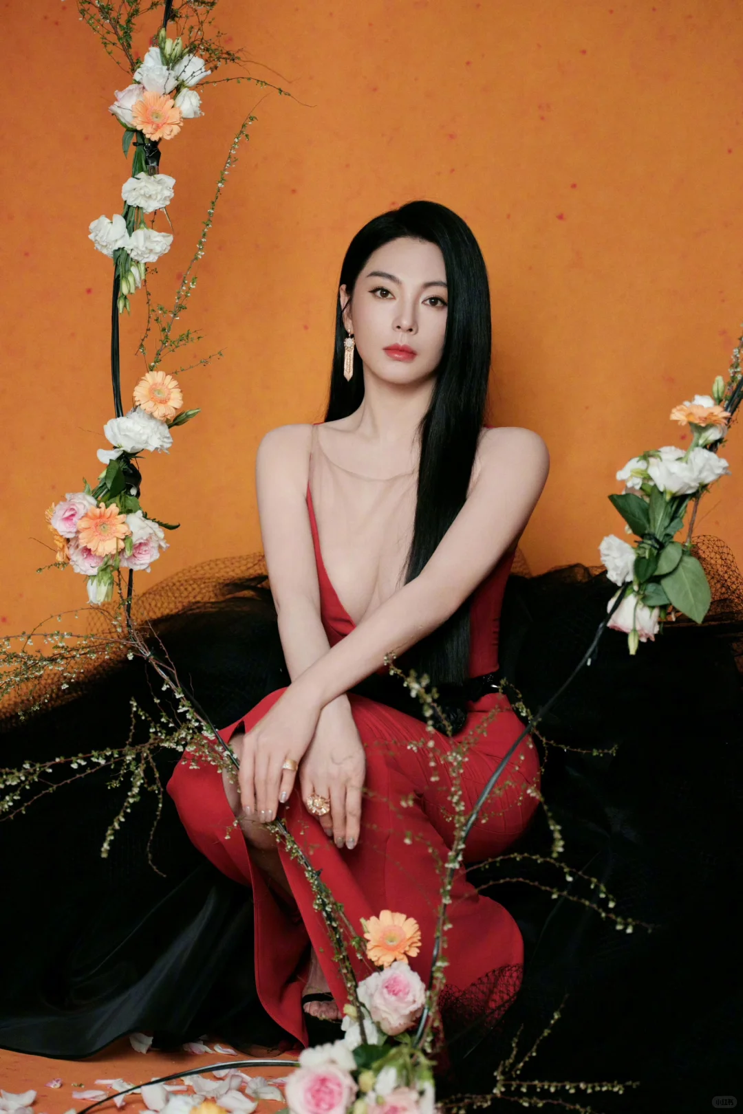 张雨绮美艳红裙，身材妩媚动人