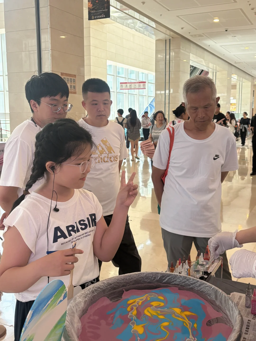 出漆扇活动的时候真的忍不住对可爱宝姨母笑