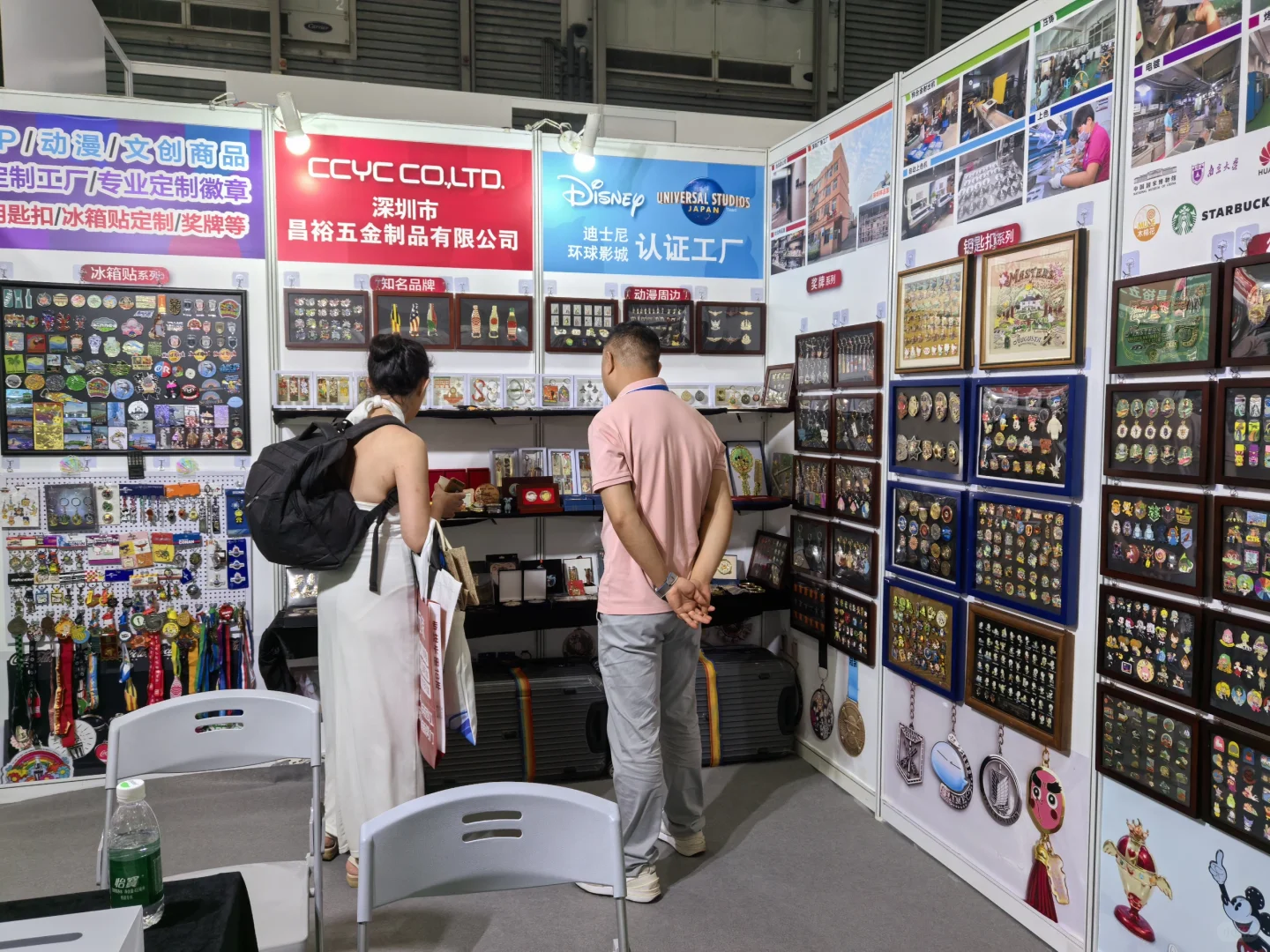 费腿……新国际博览中心的礼品展