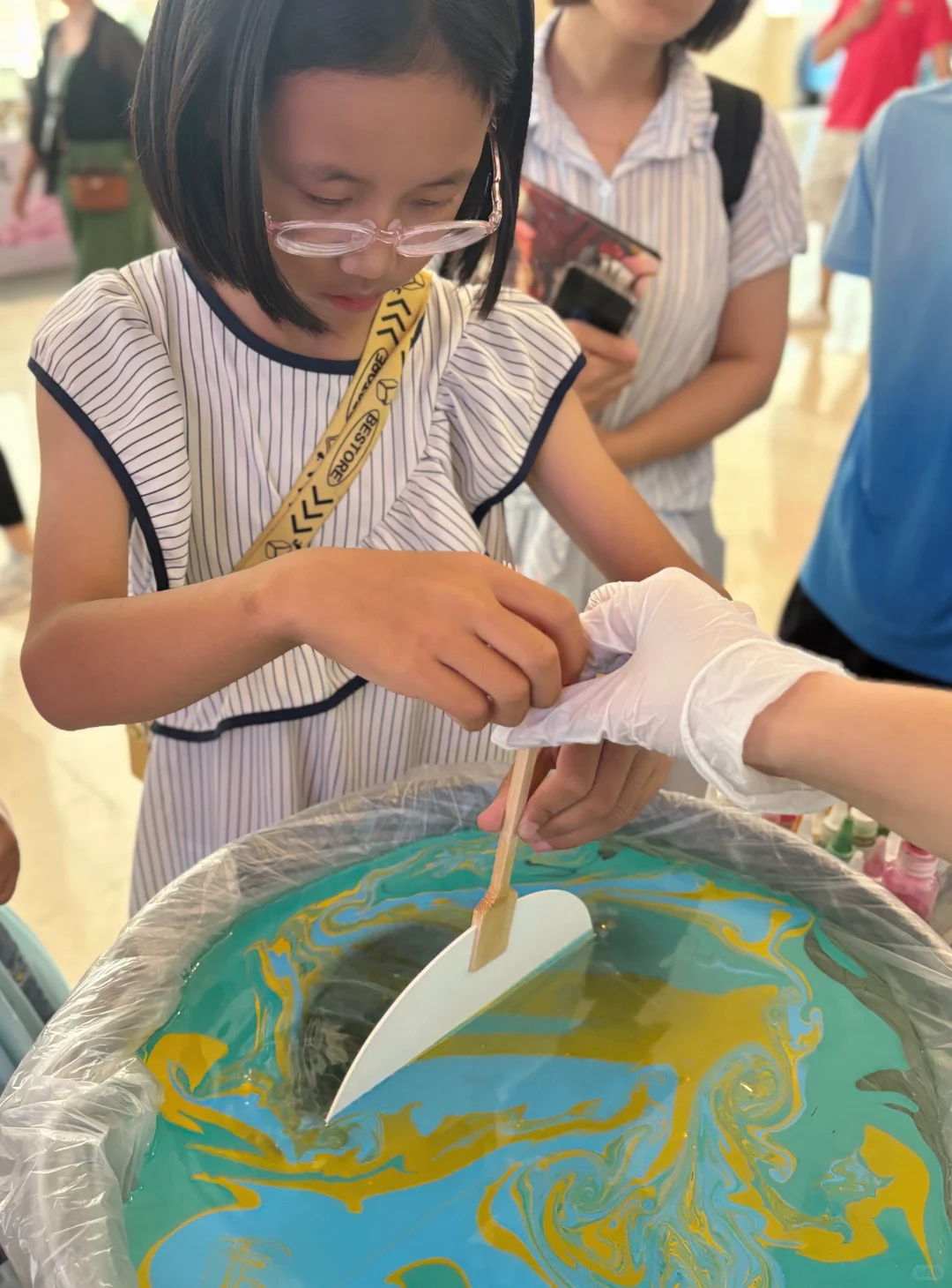 出漆扇活动的时候真的忍不住对可爱宝姨母笑