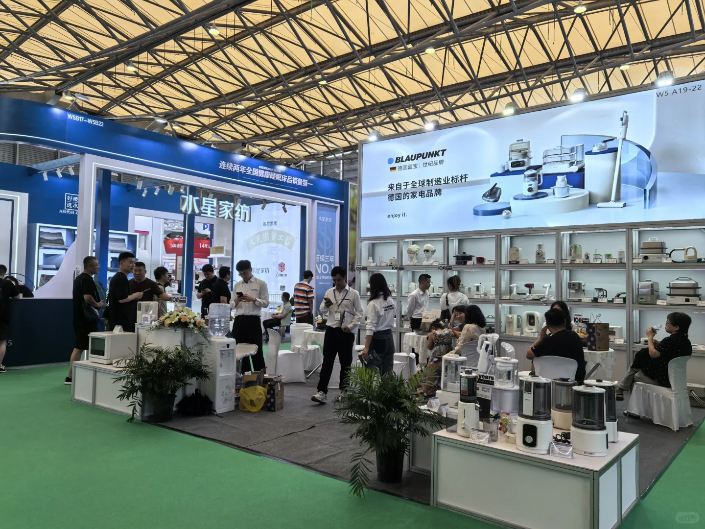 费腿……新国际博览中心的礼品展