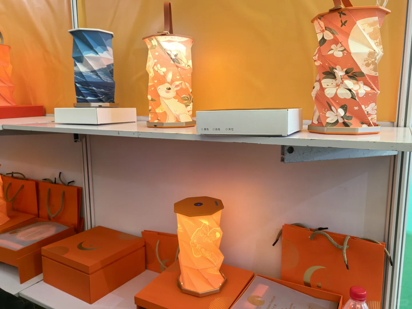 费腿……新国际博览中心的礼品展
