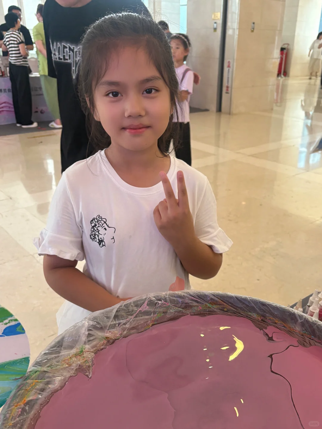 出漆扇活动的时候真的忍不住对可爱宝姨母笑