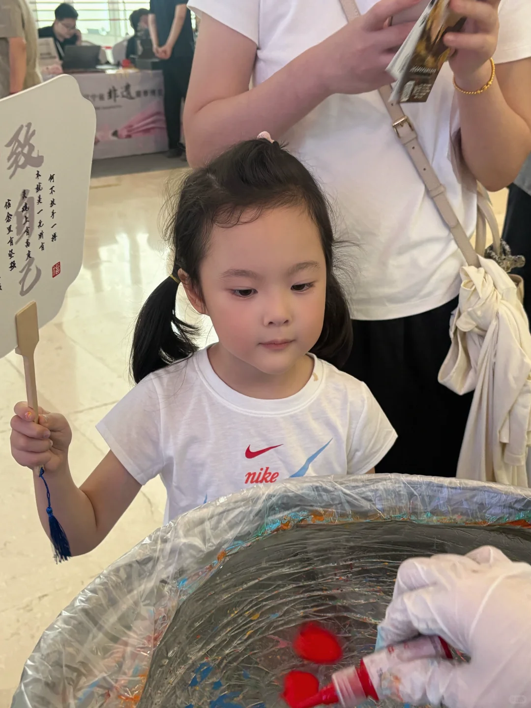 出漆扇活动的时候真的忍不住对可爱宝姨母笑
