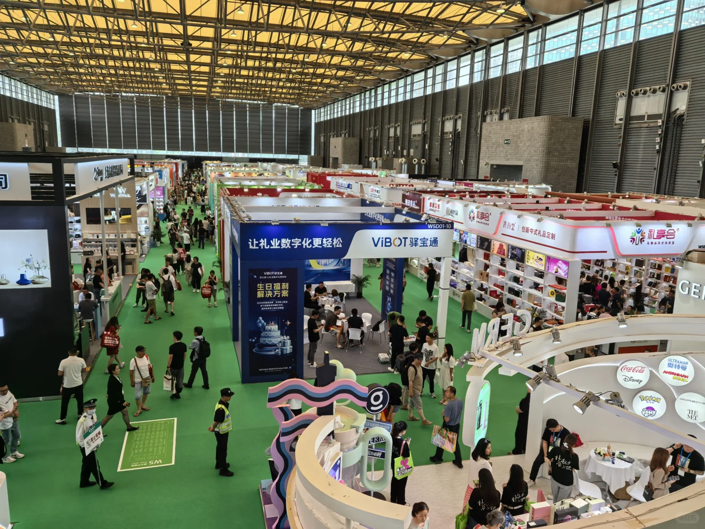 费腿……新国际博览中心的礼品展