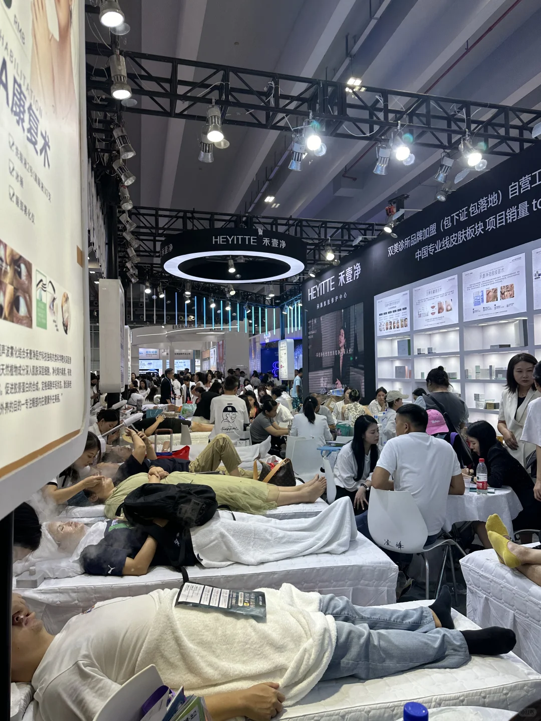 美博会会场有人打架？
