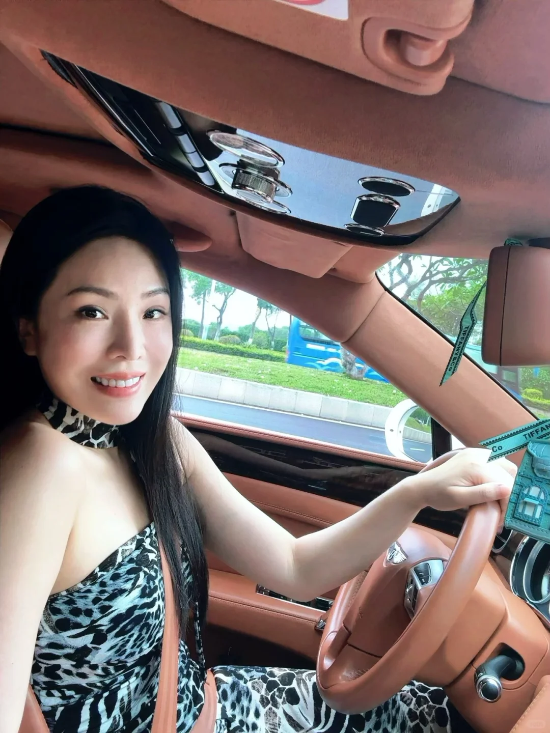 30+姐姐握得住方向盘，也穿得了豹纹