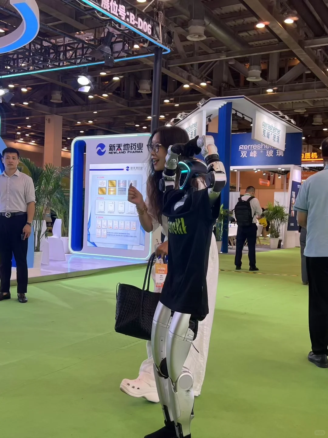 展会现场? 机器人成“流量密码”！