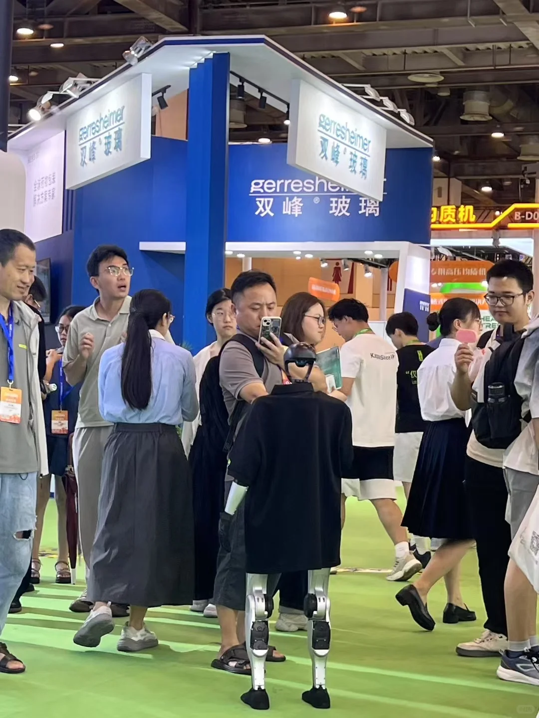 展会现场? 机器人成“流量密码”！