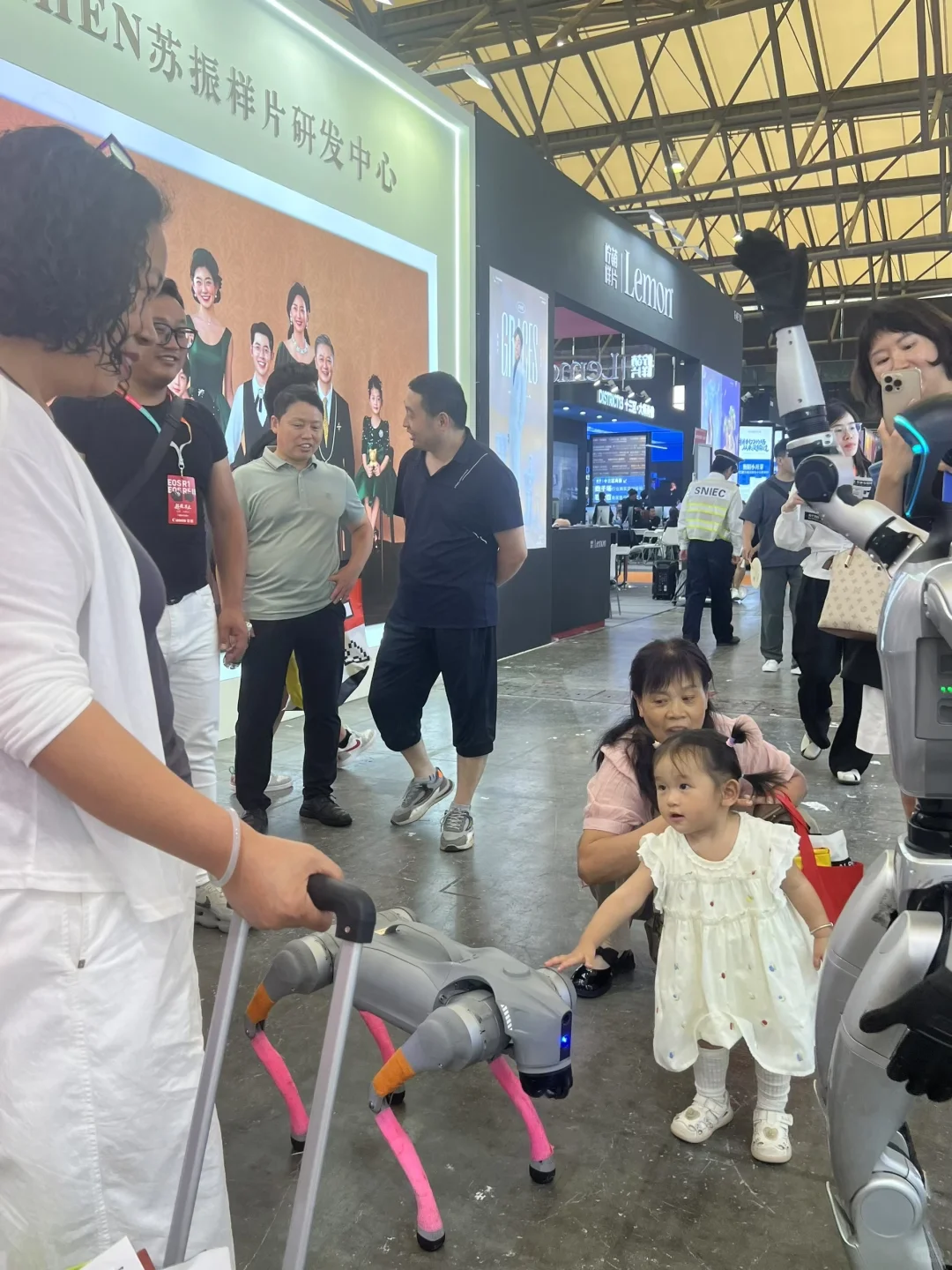 展会现场? 机器人成“流量密码”！
