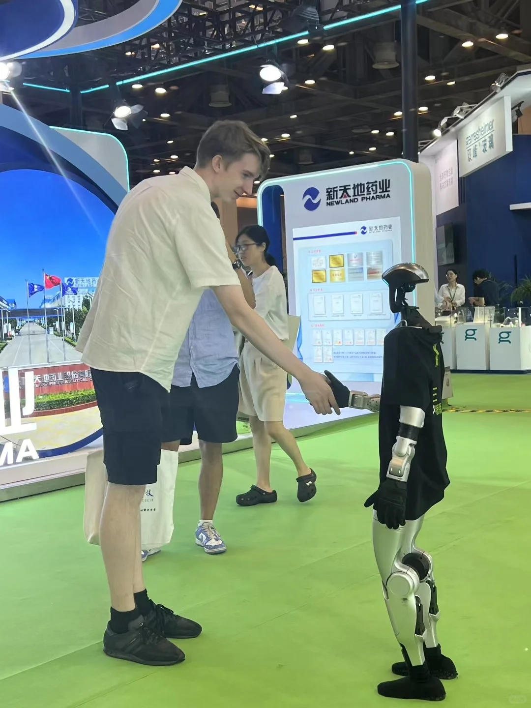 展会现场? 机器人成“流量密码”！