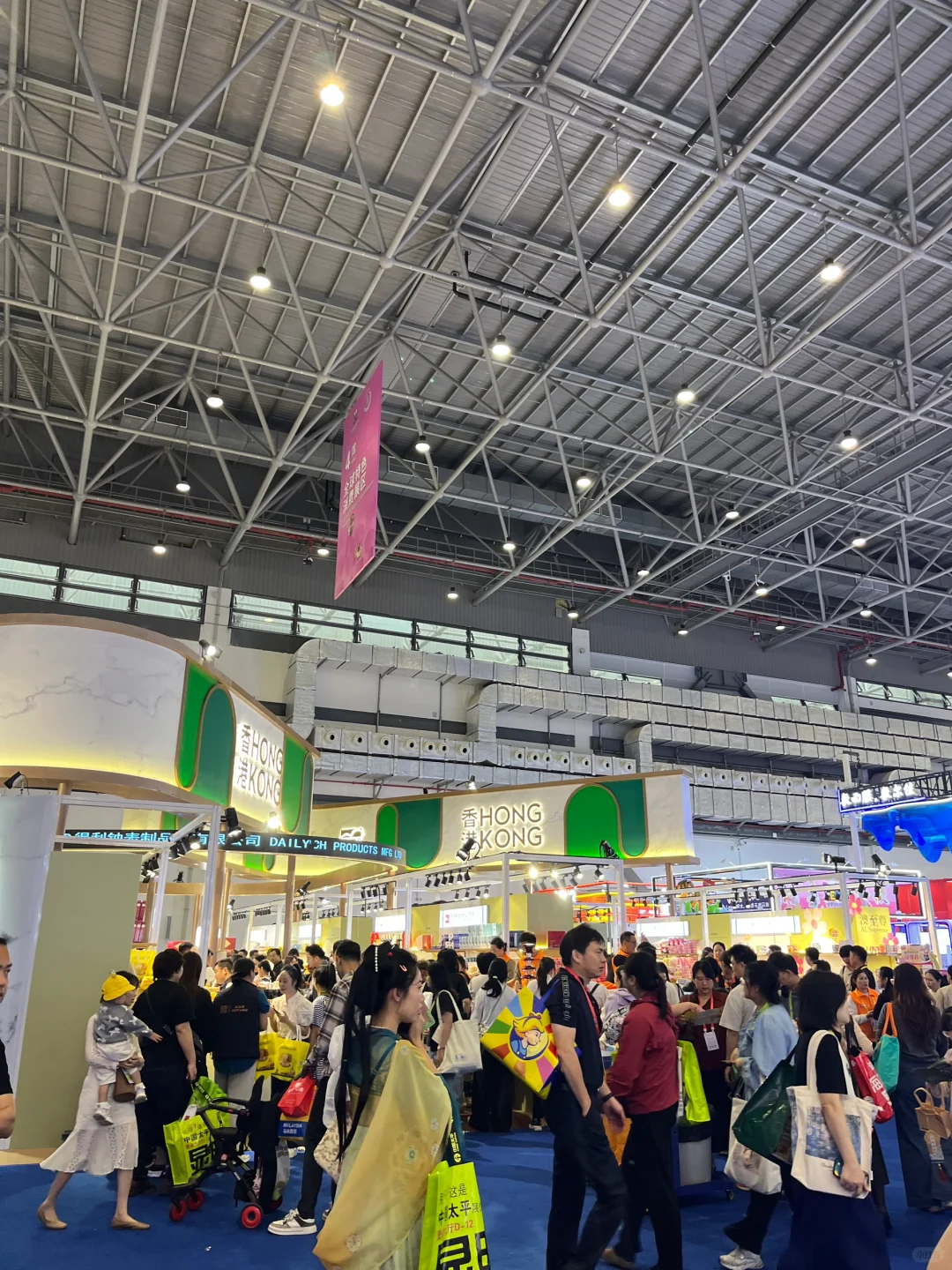消博会第一天人也挺多的