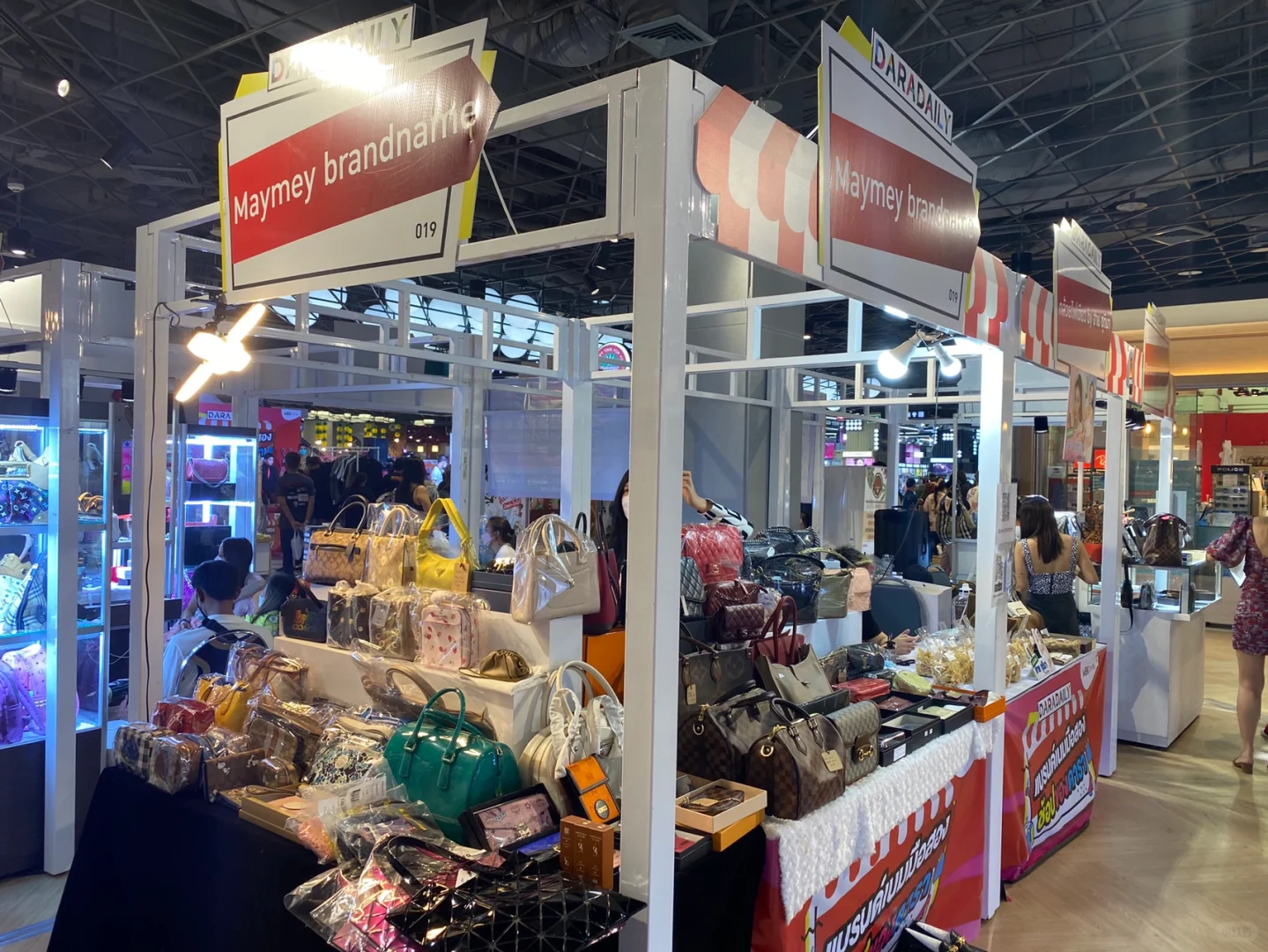 MBK一楼偶遇泰国的中古包包展销会