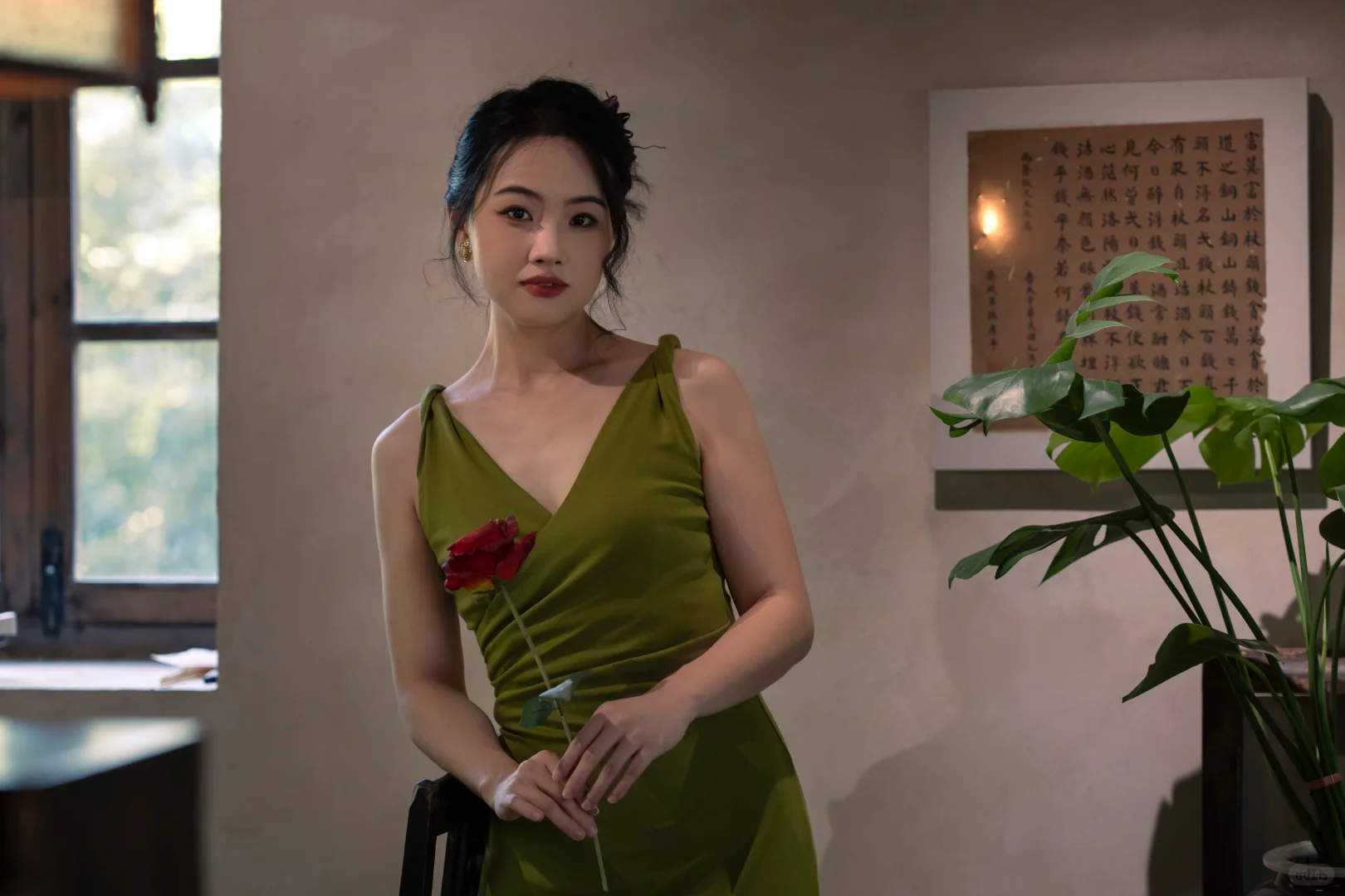 手捧红玫瑰的姐姐，好美啊！