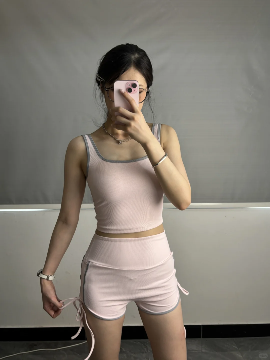 女生审美，瑜伽服留哪套啊？急急急！！！
