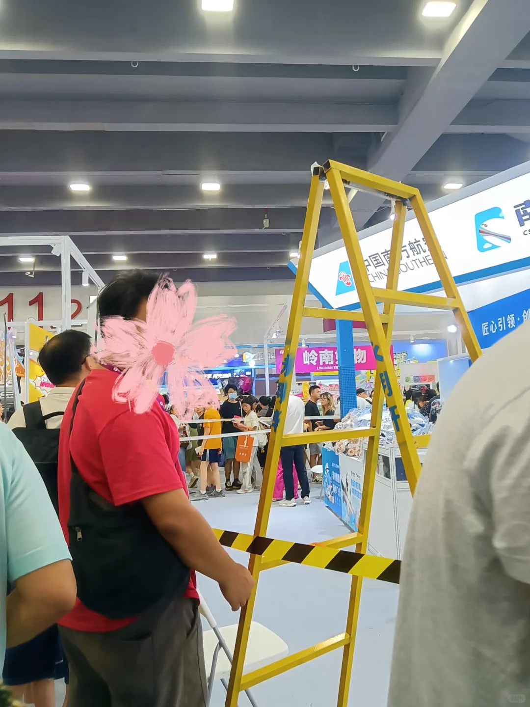 展台塌了！注意安全！！
