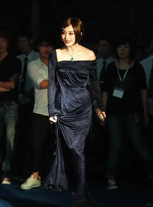 短发依旧妩媚动人