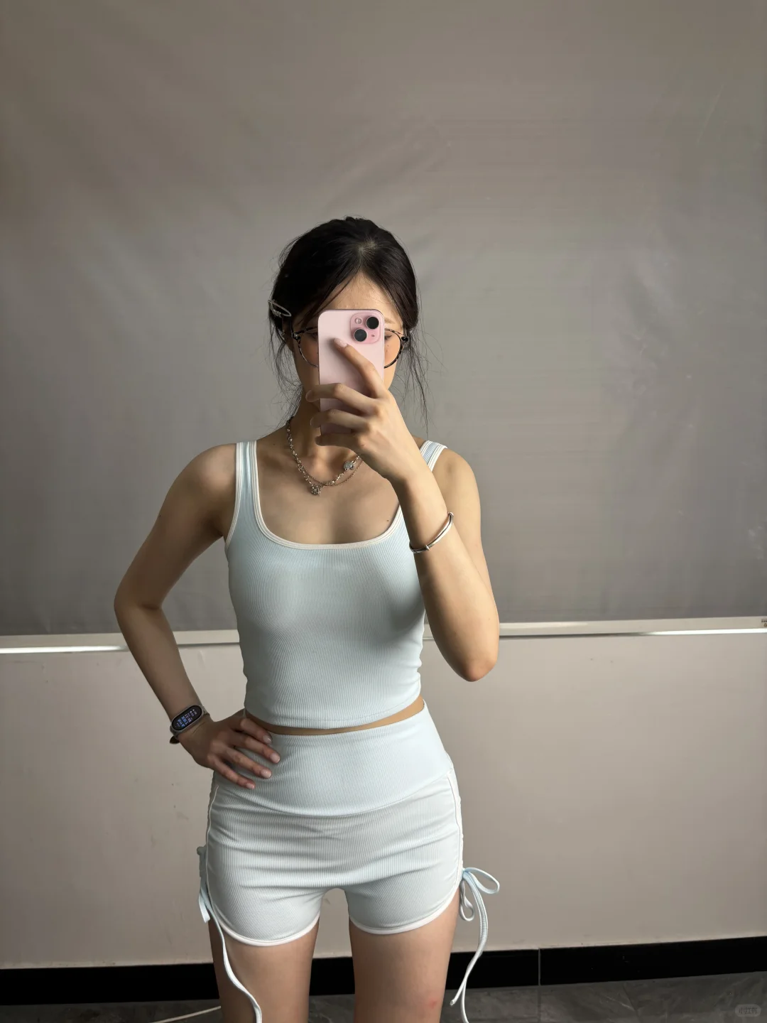 女生审美，瑜伽服留哪套啊？急急急！！！