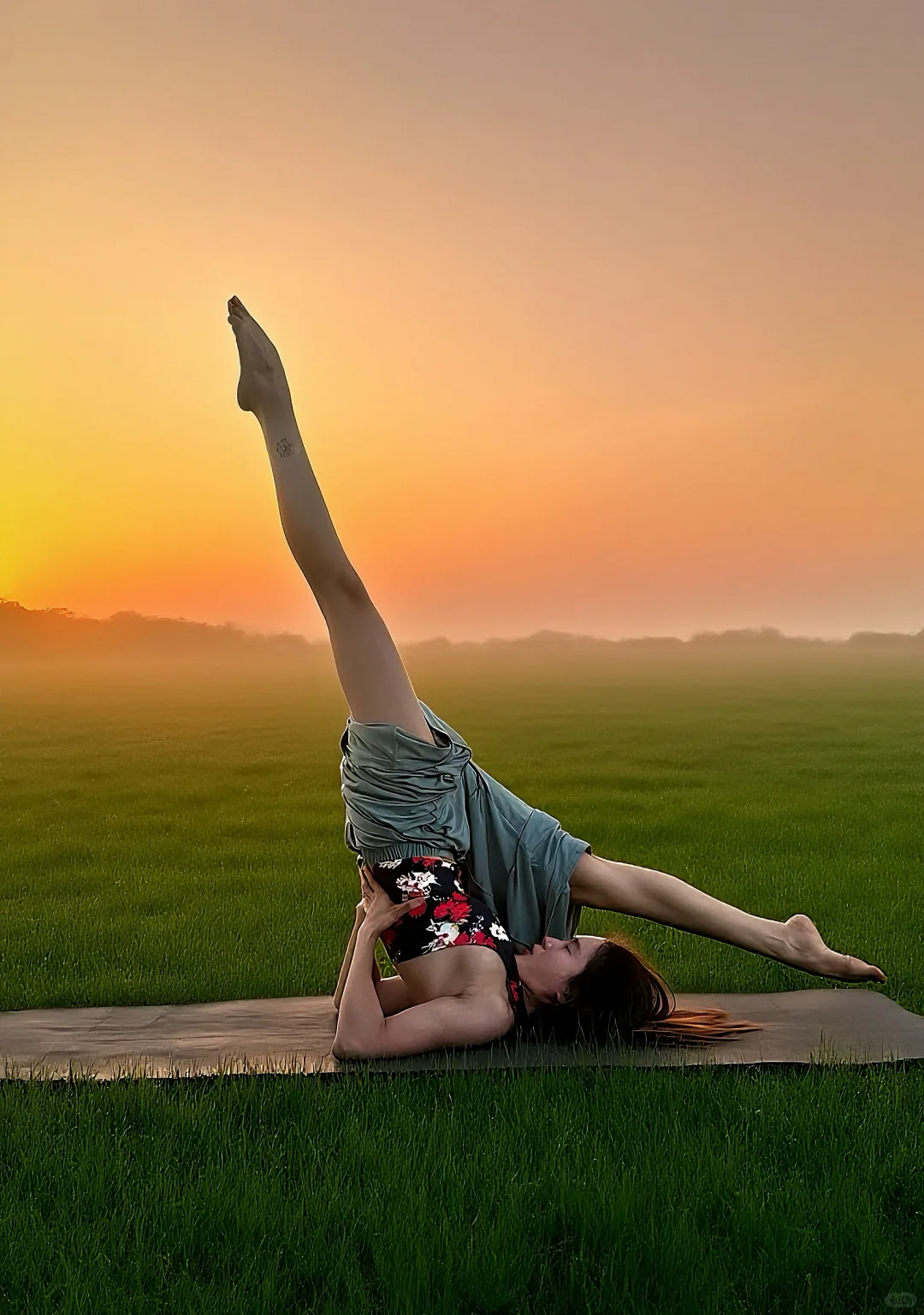 抓住夏天的光，夕阳露营拍瑜伽～