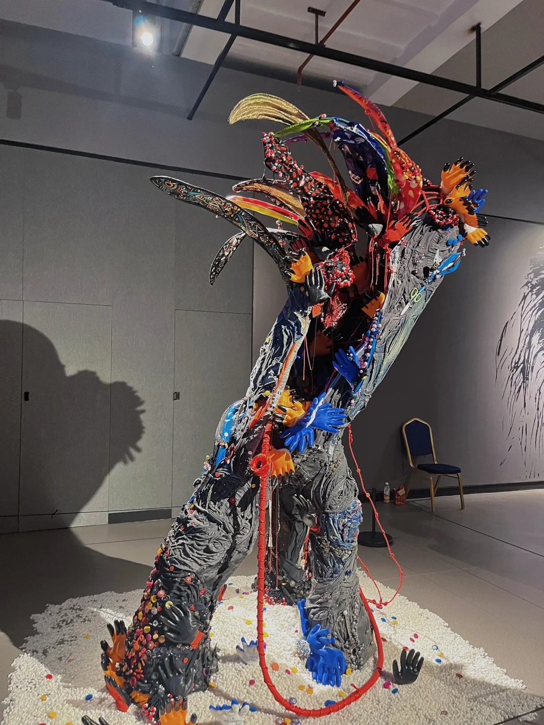 柳州新展| ?被红色鱼群“包围”是什么体验