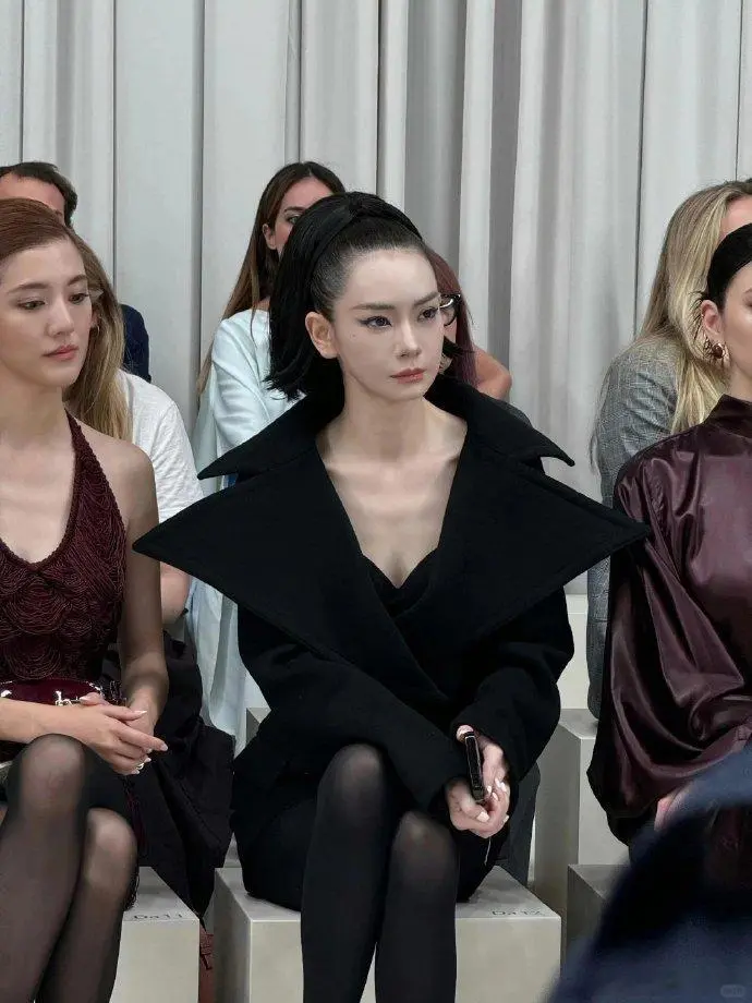 她真的长的好绝戚薇