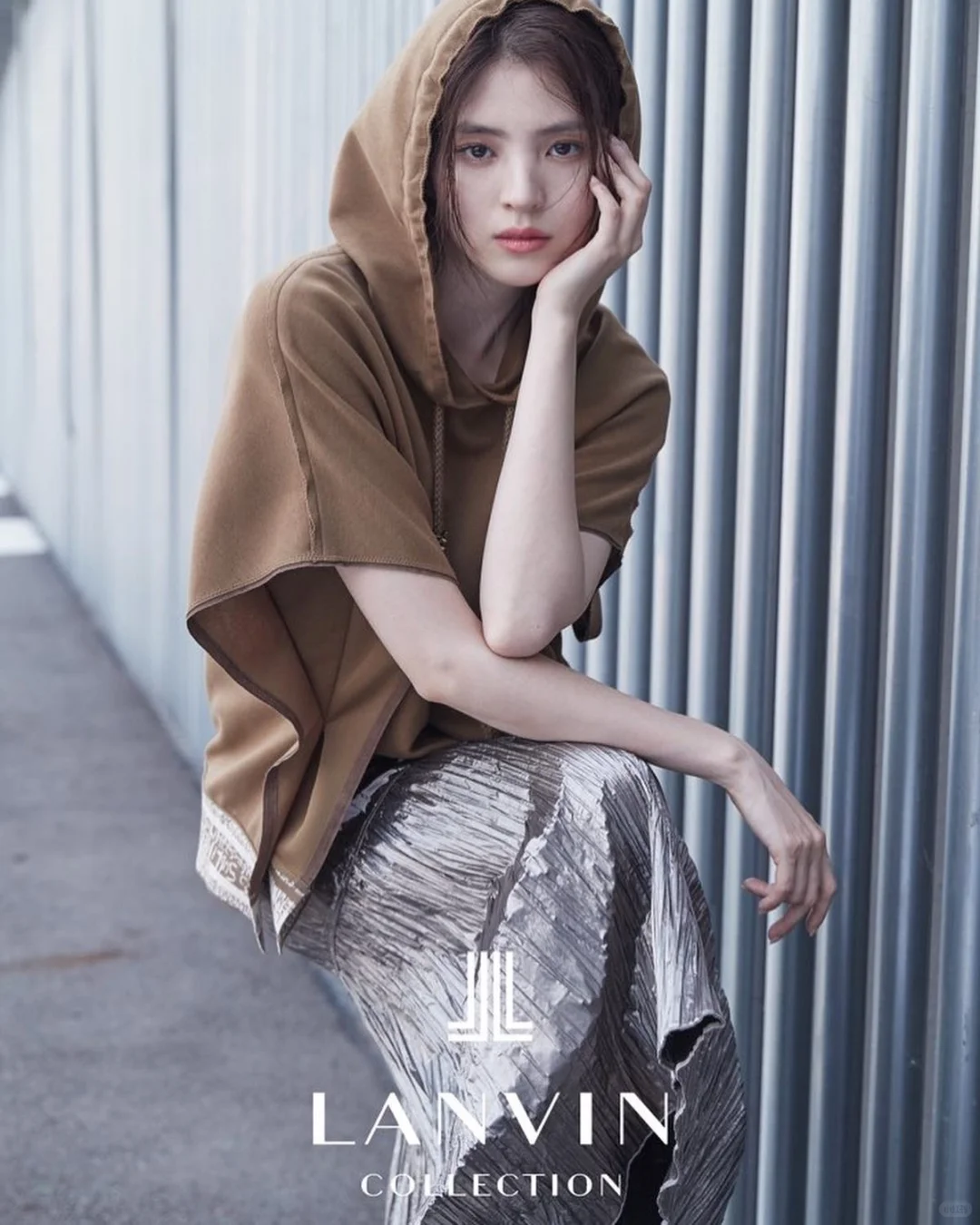 从冷到迷人：韩韶禧的“酷脸系”时尚魅力解析