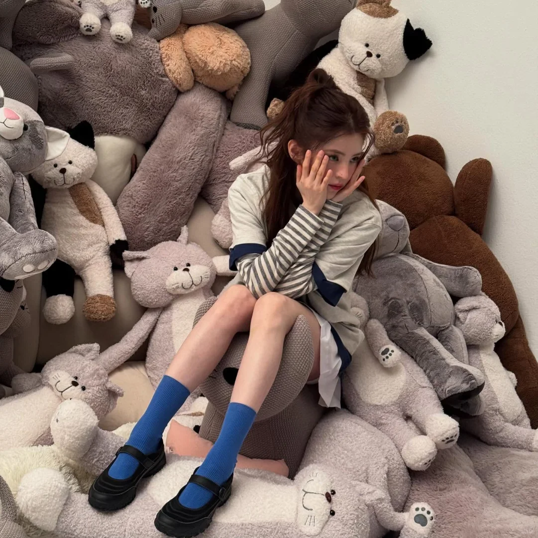 从冷到迷人：韩韶禧的“酷脸系”时尚魅力解析