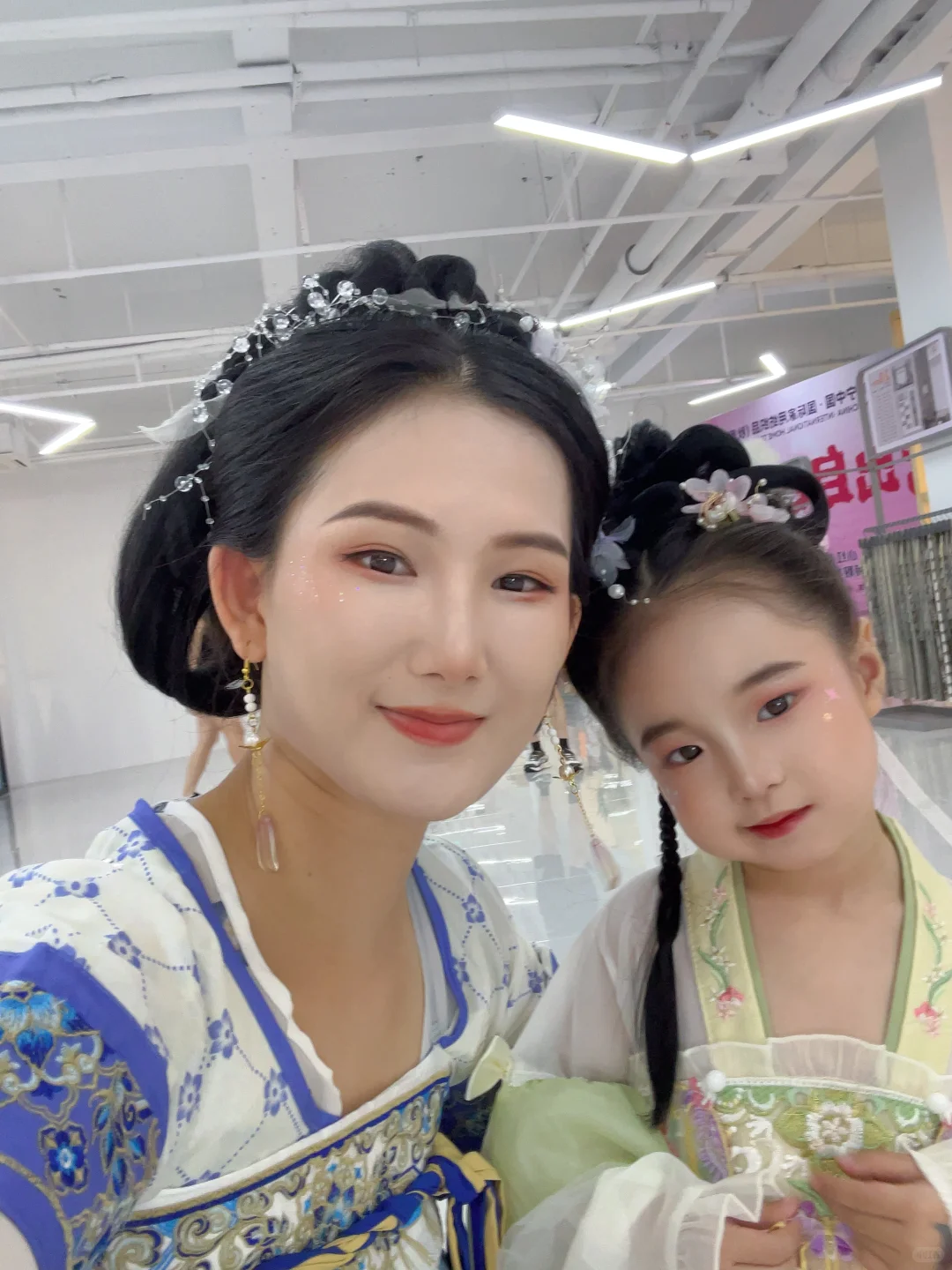 穿汉服打卡海宁家纺博览会