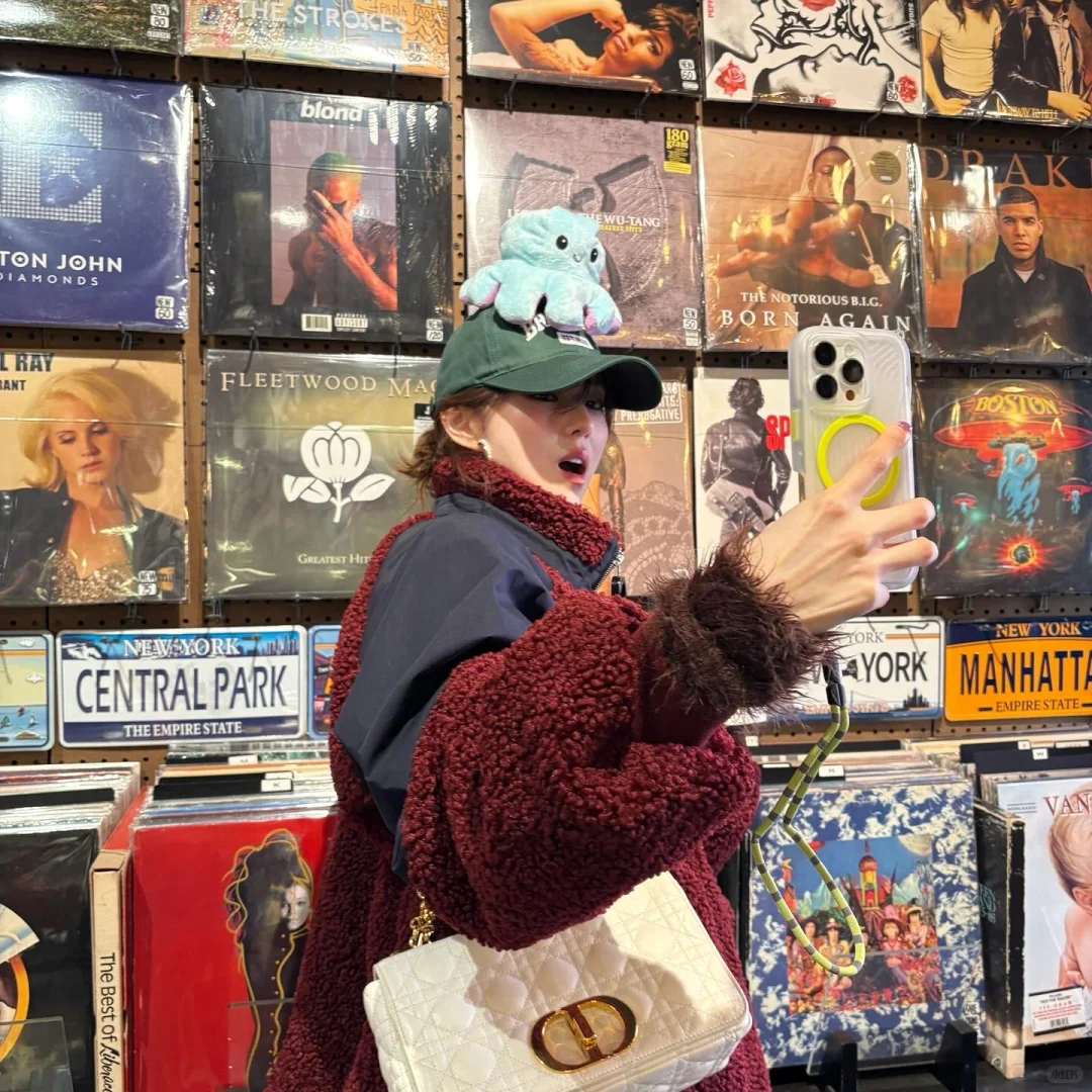 从冷到迷人：韩韶禧的“酷脸系”时尚魅力解析