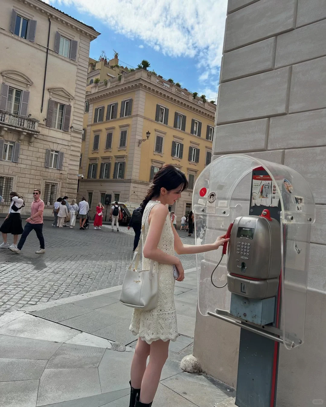 从冷到迷人：韩韶禧的“酷脸系”时尚魅力解析