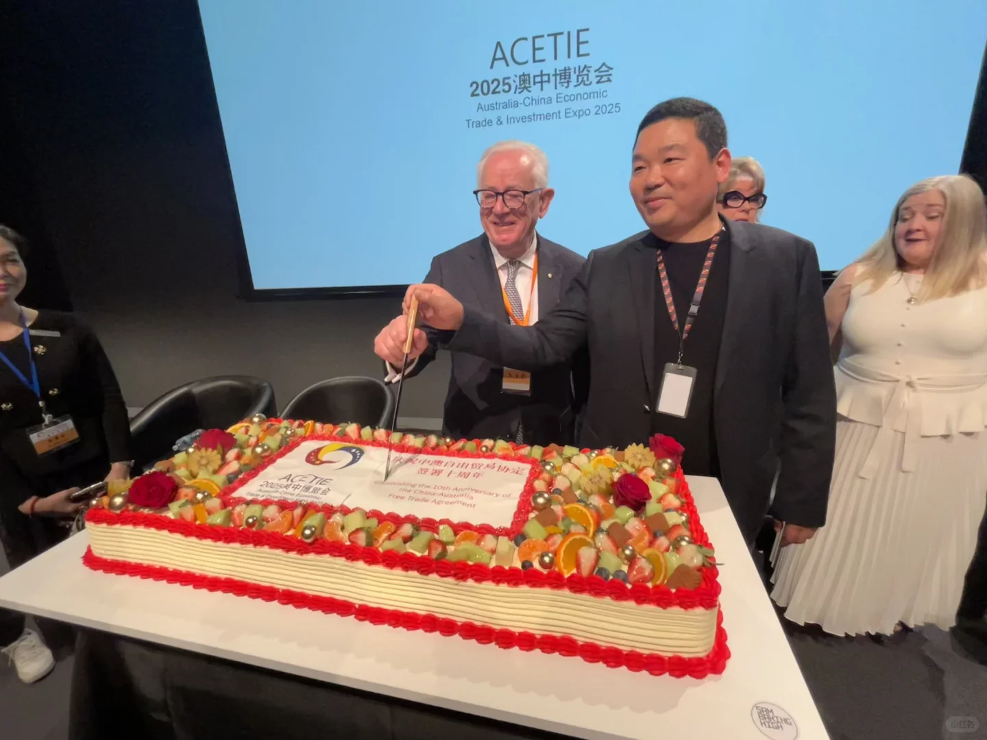 ??墨大｜03女大勇闯澳中博览会?