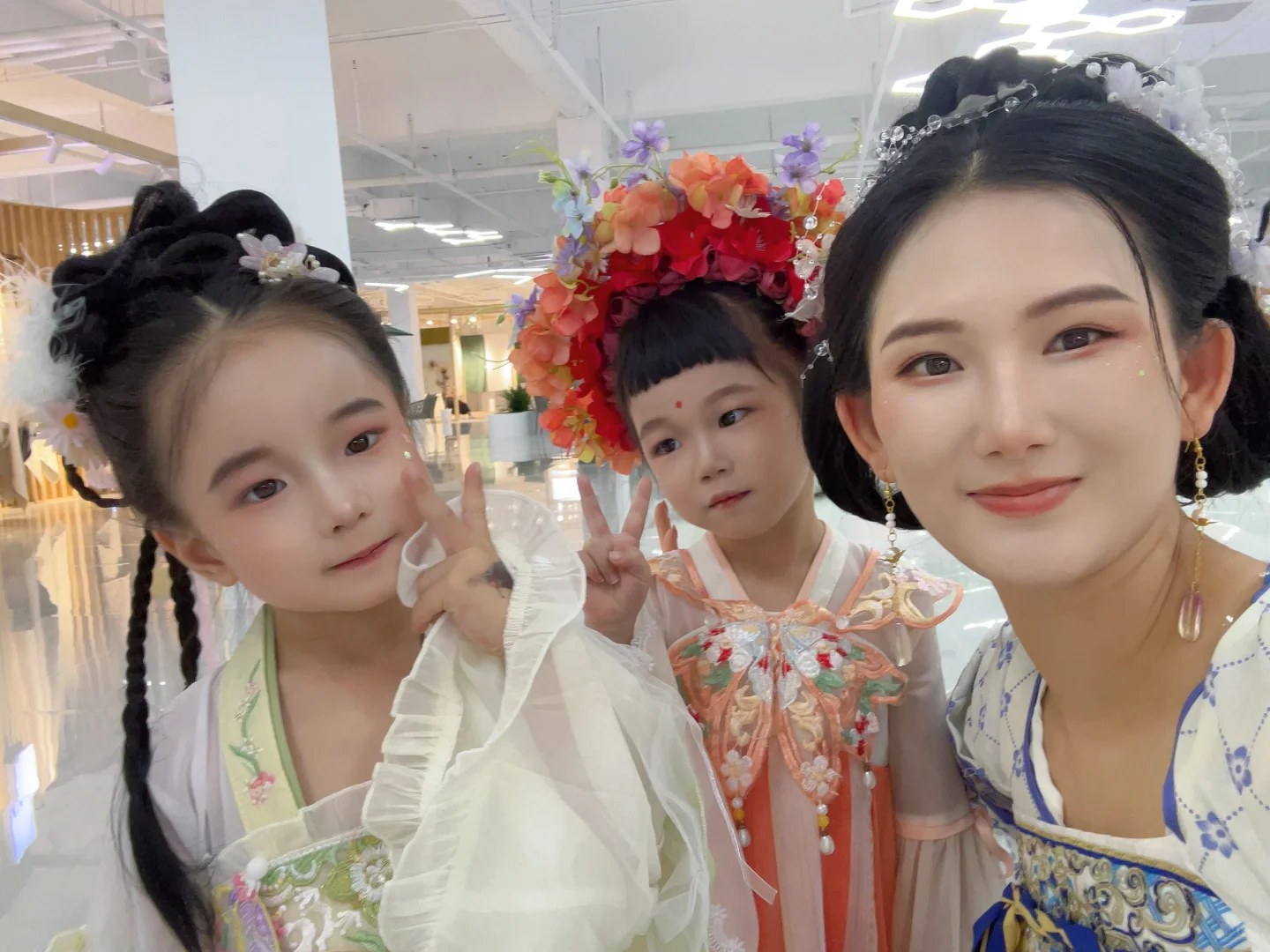 穿汉服打卡海宁家纺博览会