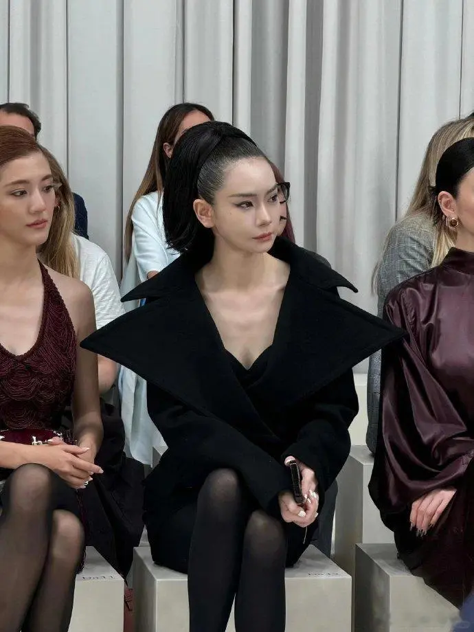 她真的长的好绝戚薇