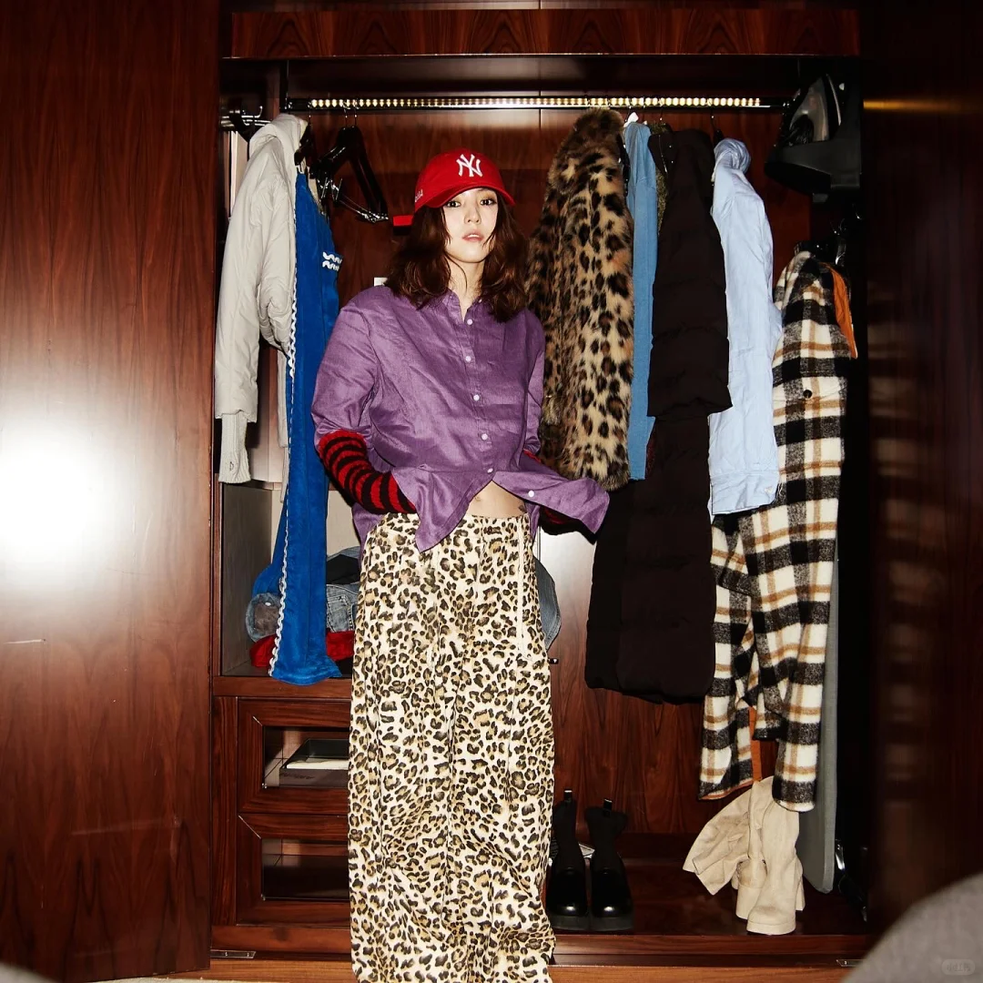 从冷到迷人：韩韶禧的“酷脸系”时尚魅力解析