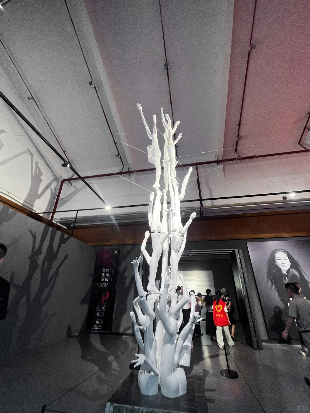 柳州新展| ?被红色鱼群“包围”是什么体验