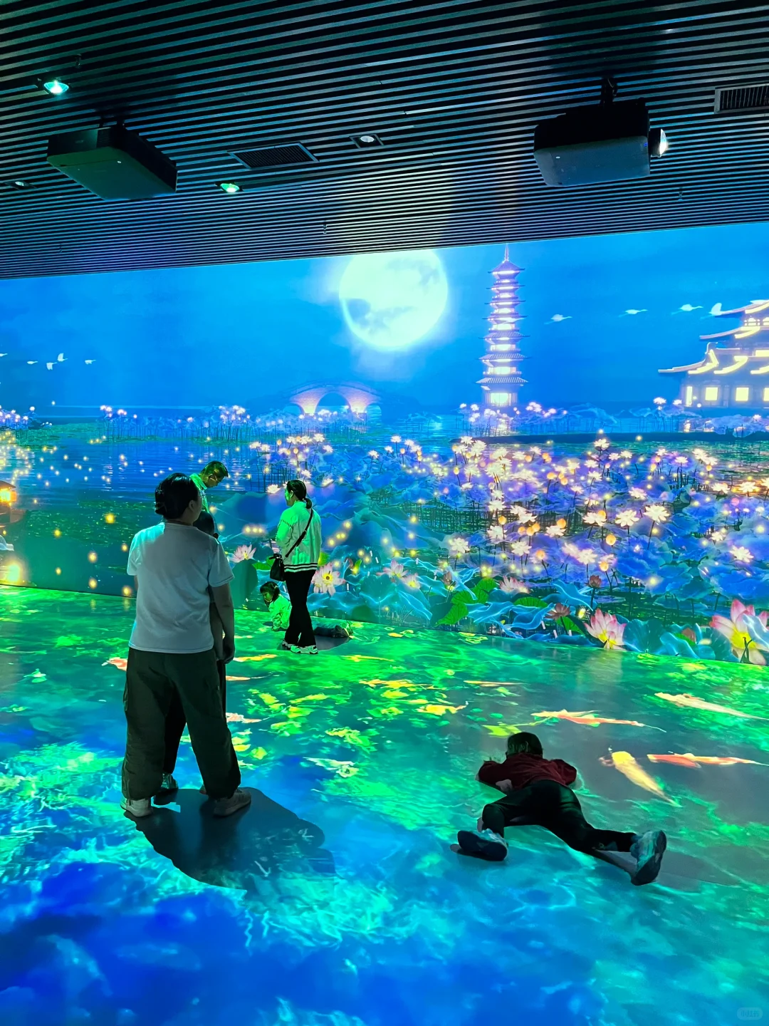 酷炫好玩的光影展?八角湾遛娃圣地打卡！