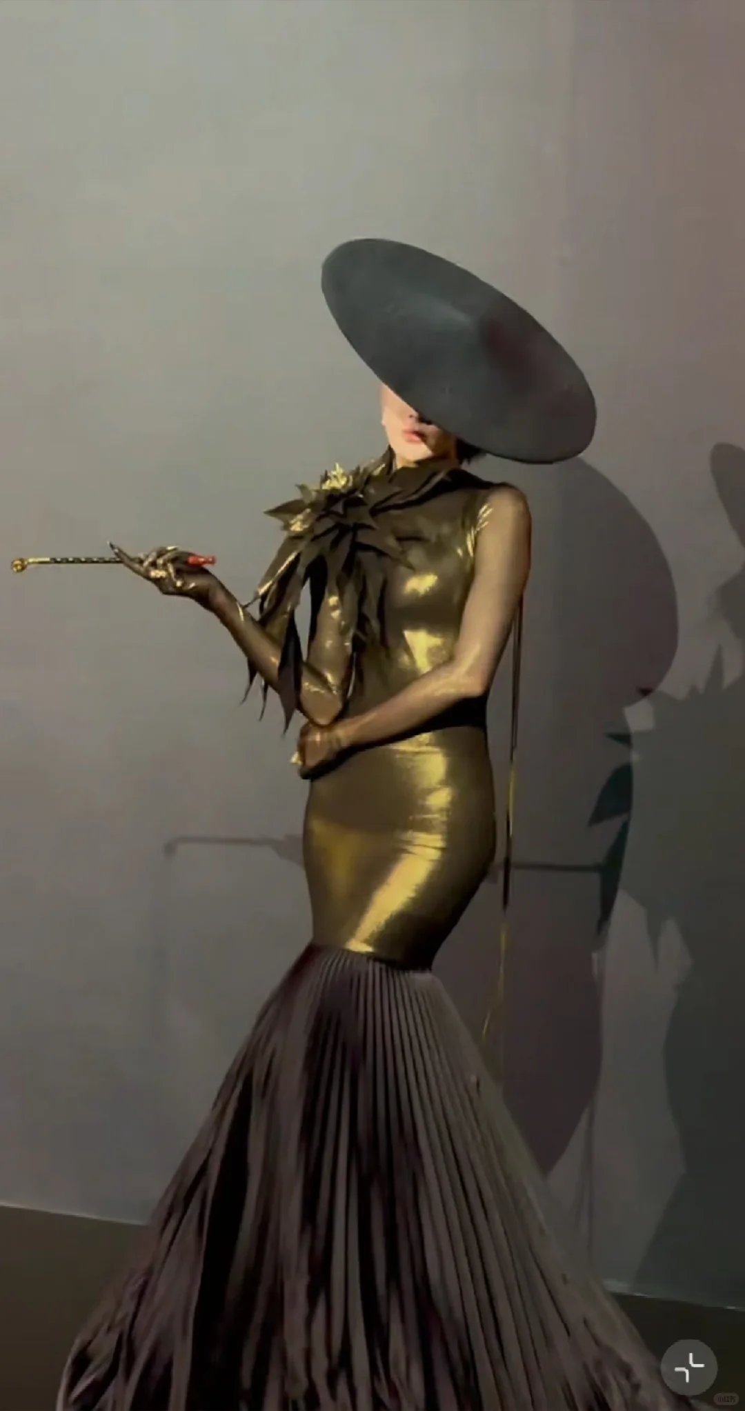 红毯封神！热巴金色战袍惊艳内娱，605天等待