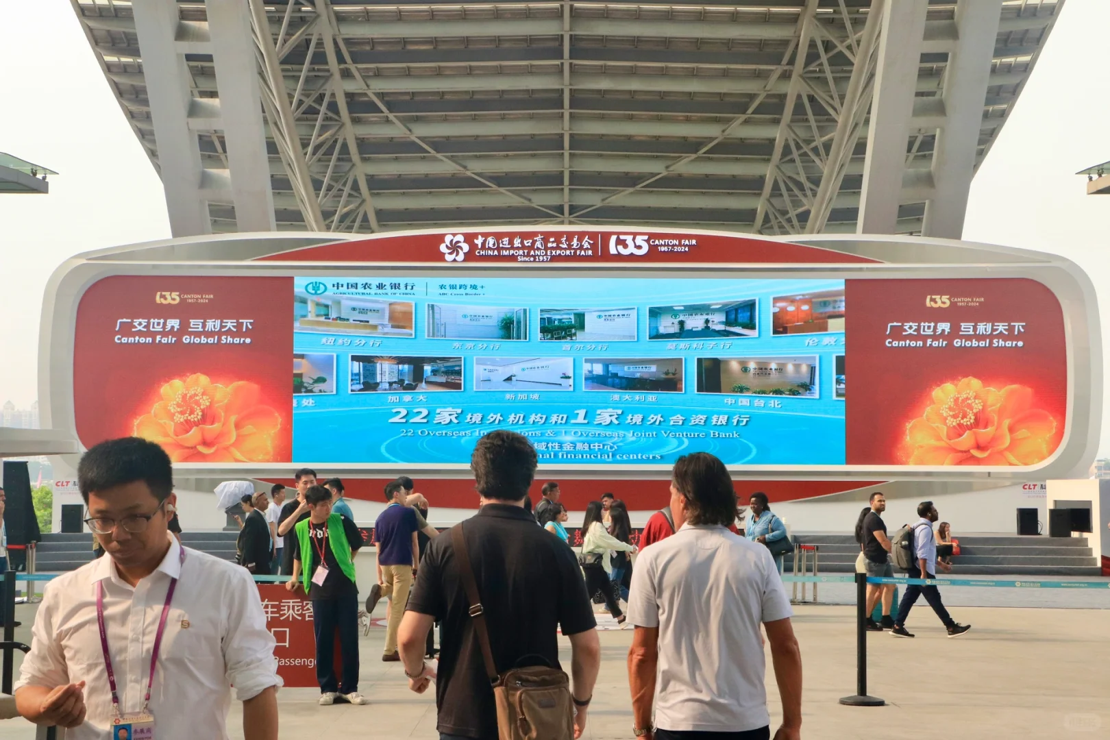 女大学生采购商勇闯广交会！?