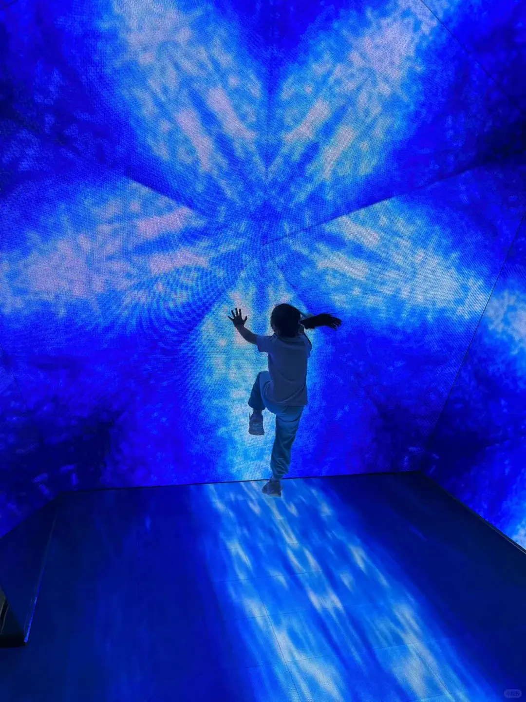 酷炫好玩的光影展?八角湾遛娃圣地打卡！