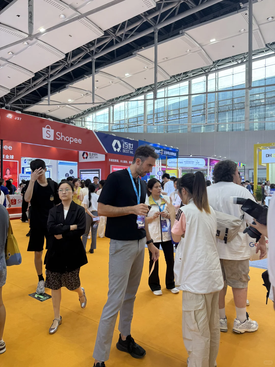 跨境电商展人可太多了！