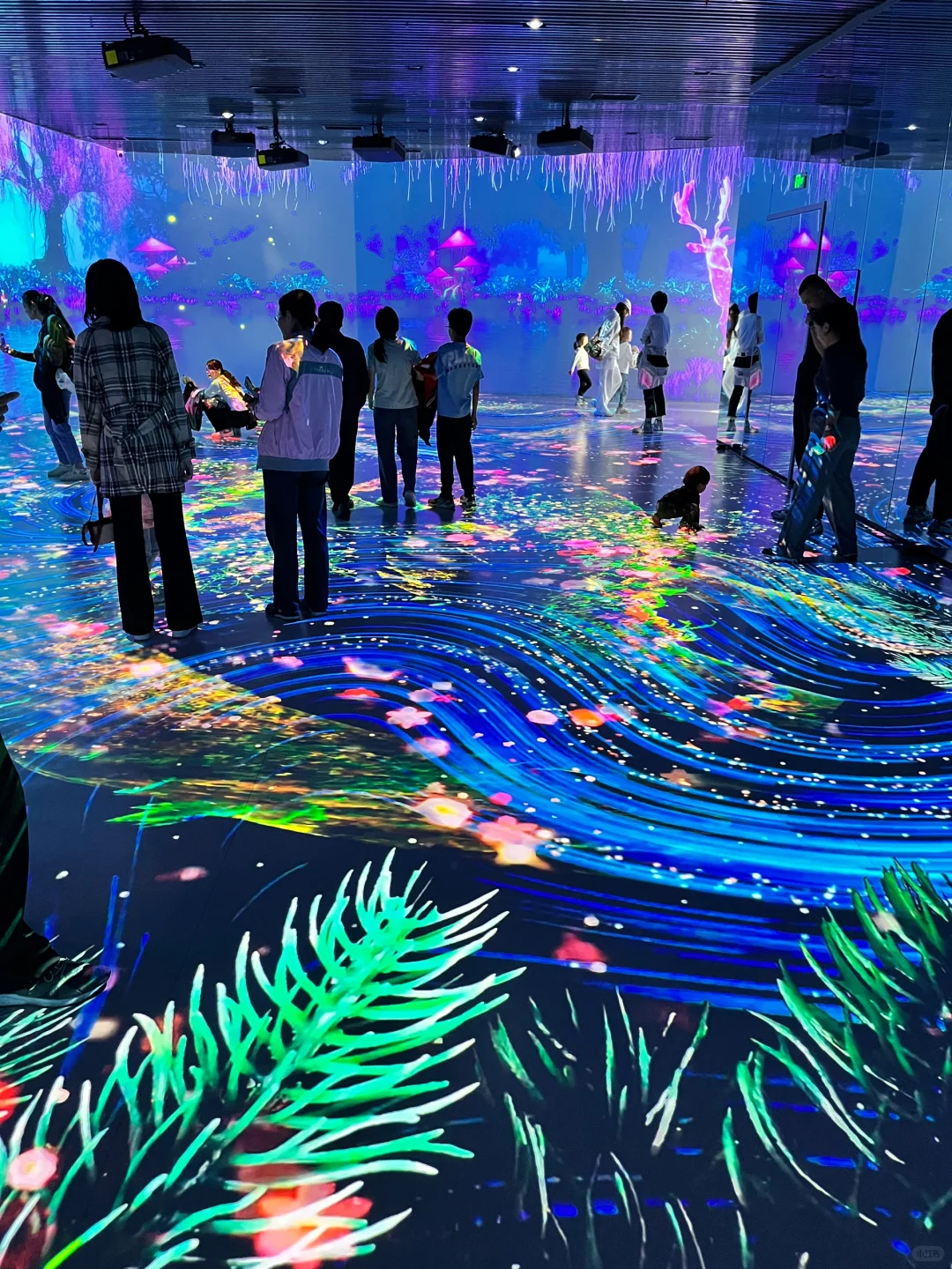 酷炫好玩的光影展?八角湾遛娃圣地打卡！