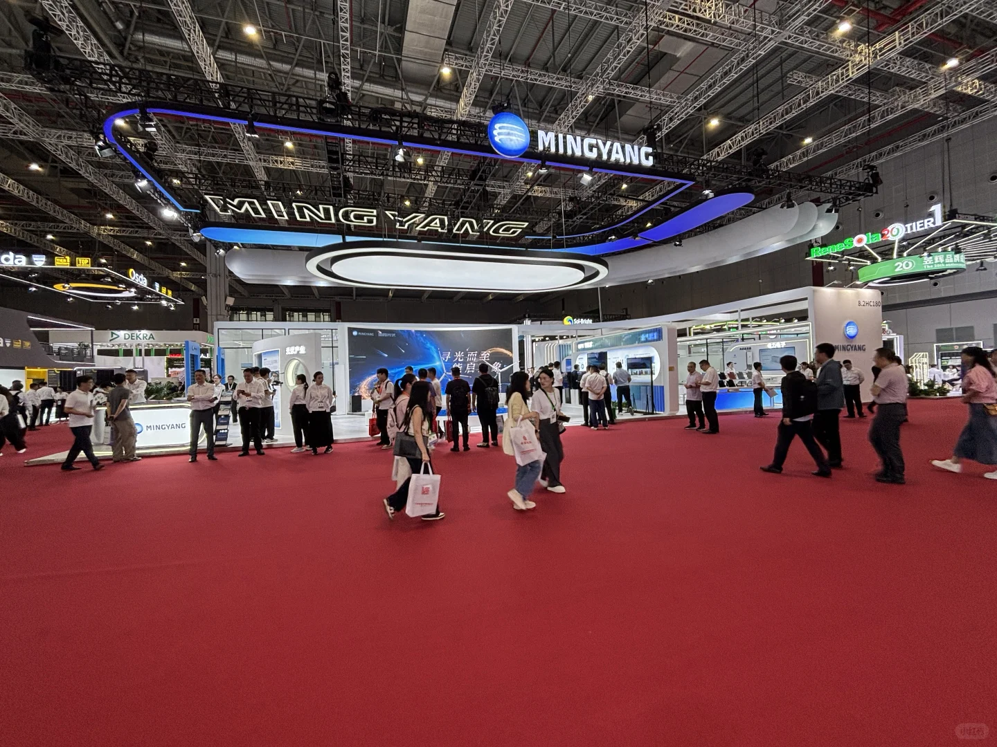 光伏展全场最吸睛展台，连甲方都说长期合作