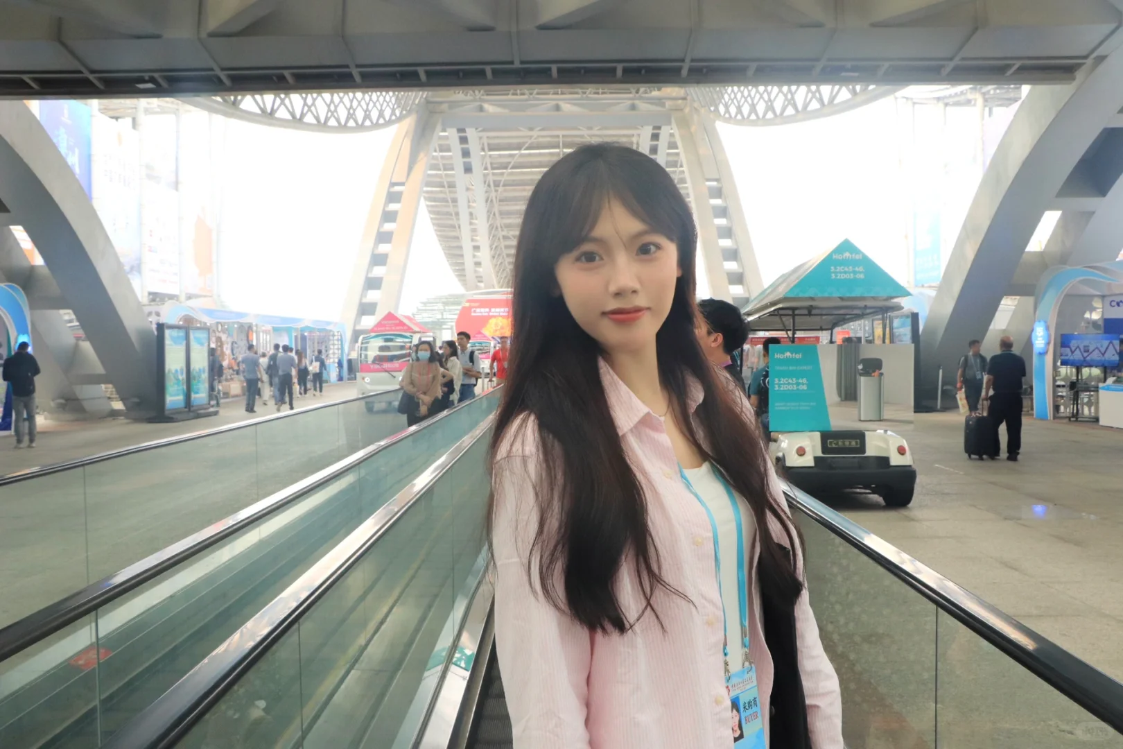 女大学生采购商勇闯广交会！?