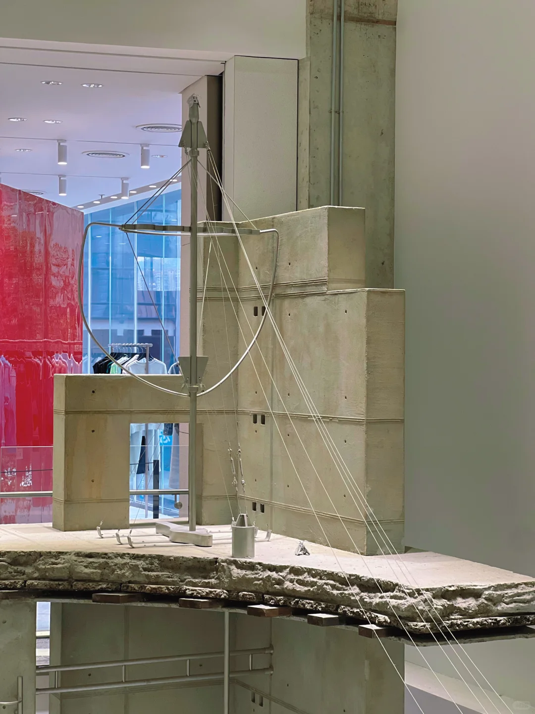 小心！！！?巨人出没！当超现实主义映入现实