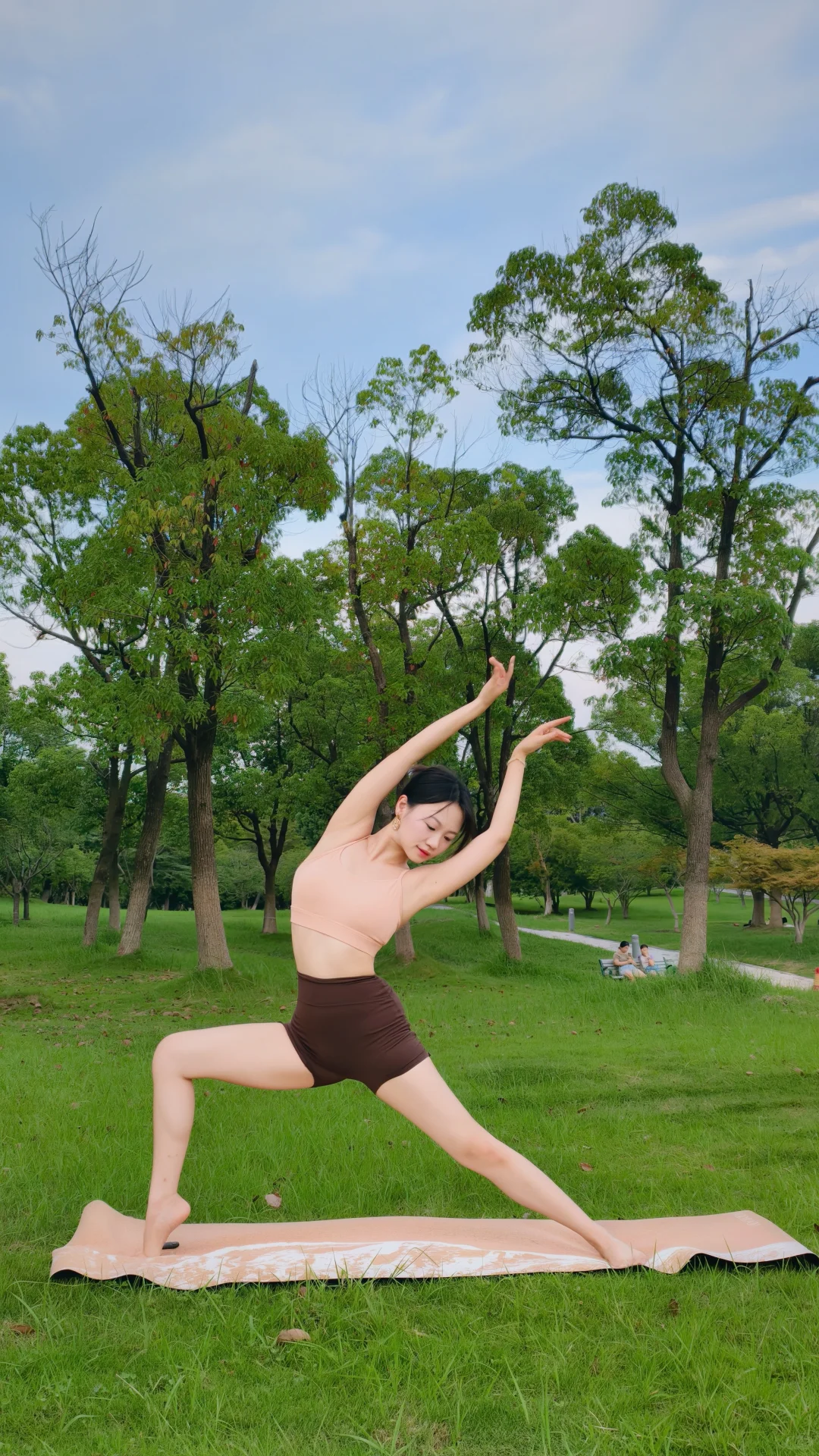 瑜伽服与秋意的融合