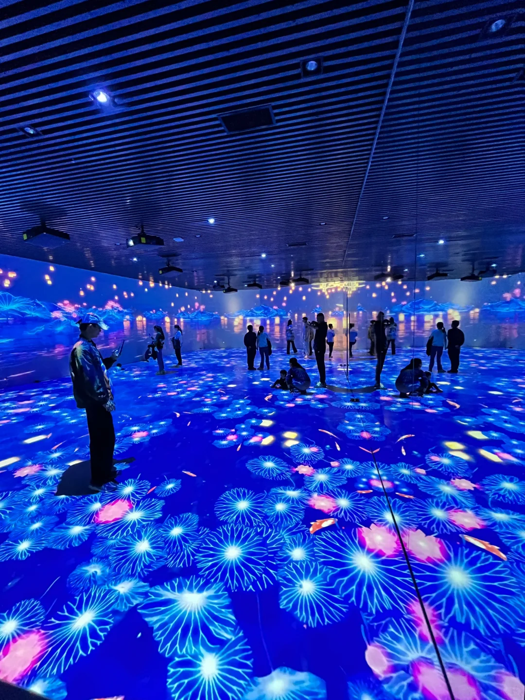 酷炫好玩的光影展?八角湾遛娃圣地打卡！