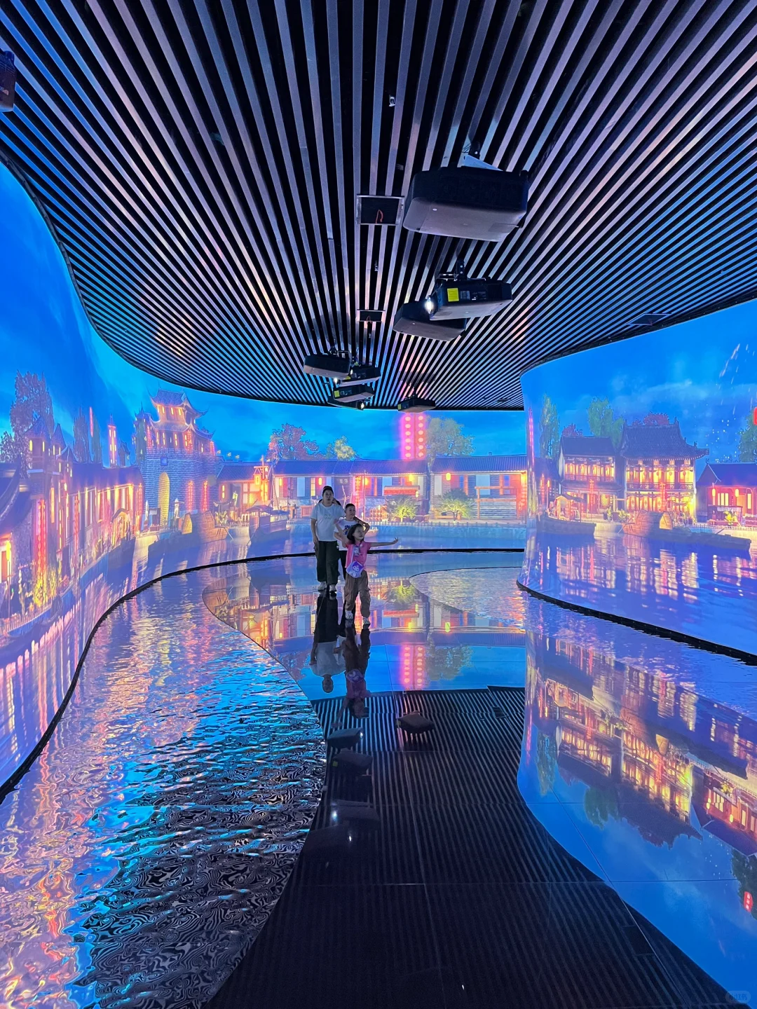 酷炫好玩的光影展?八角湾遛娃圣地打卡！