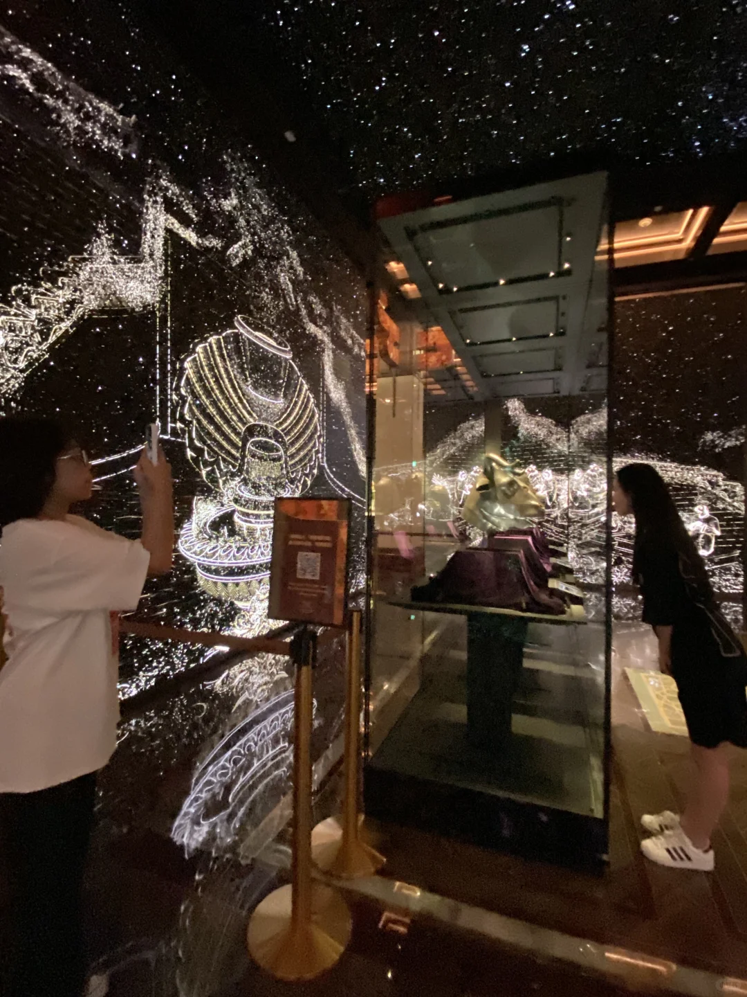 給我去拍！澳門美高梅絲綢文物展