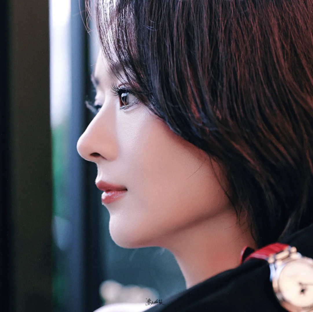 赵丽颖浪琴直播造型，长发妩媚动人❤️